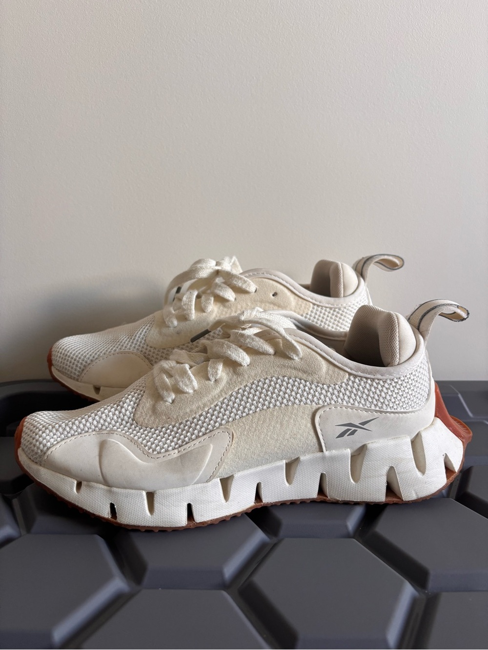 Reebok Womens Cream and Brown Accent Mesh Lace-Up Sneakers
